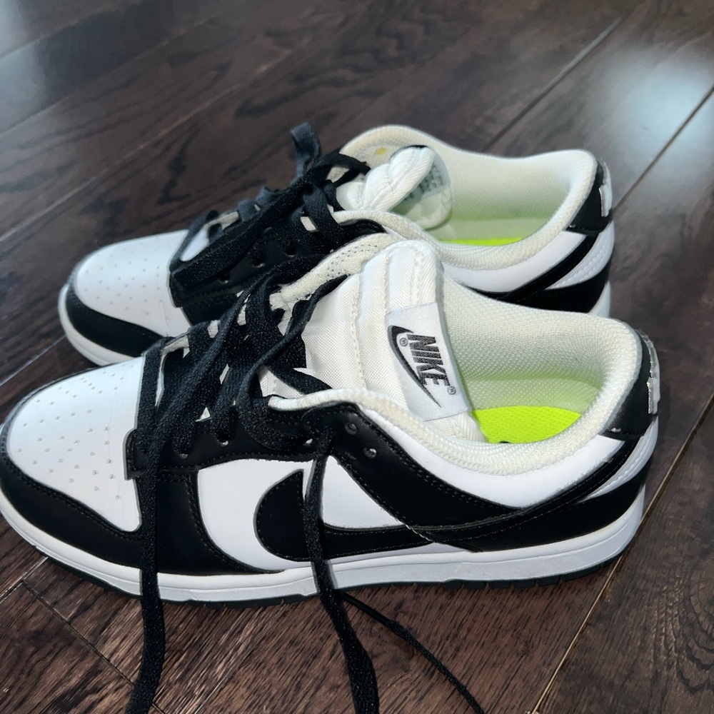 Nike women’s dunk low size 6.5. In great condition.
